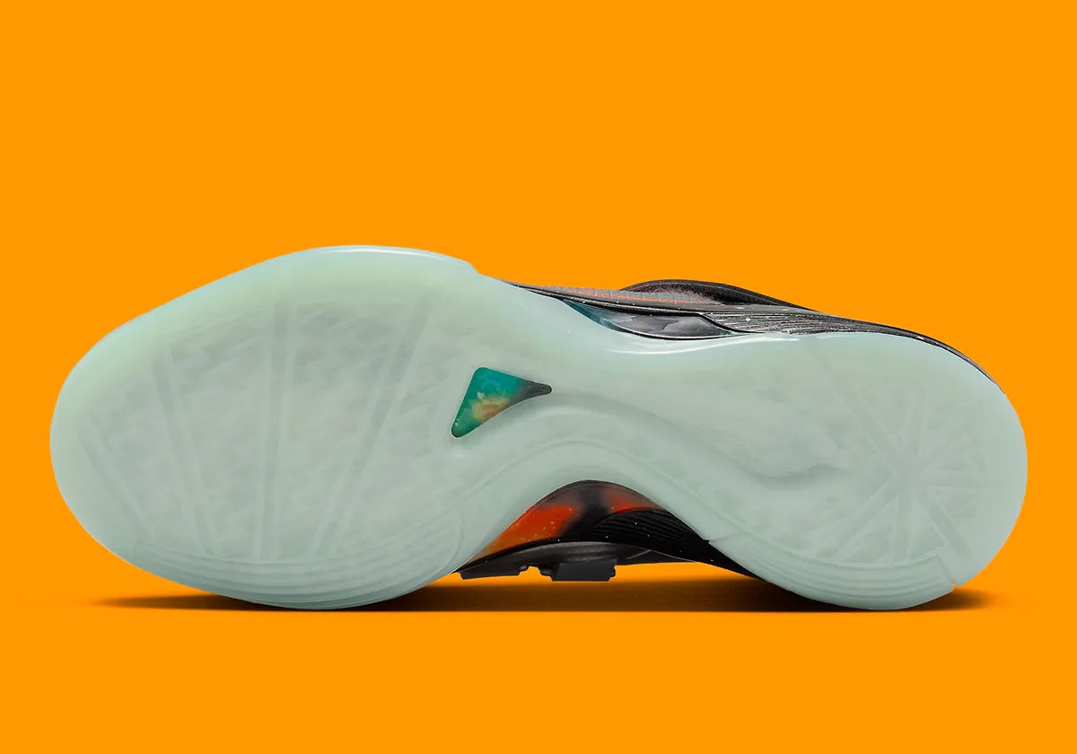 Nike KD 4 Galaxy 2024 avec tige Hyperfuse argent métallisé, accents Total Orange, sangle de maintien, écussons spatiaux et semelle extérieure phosphorescente