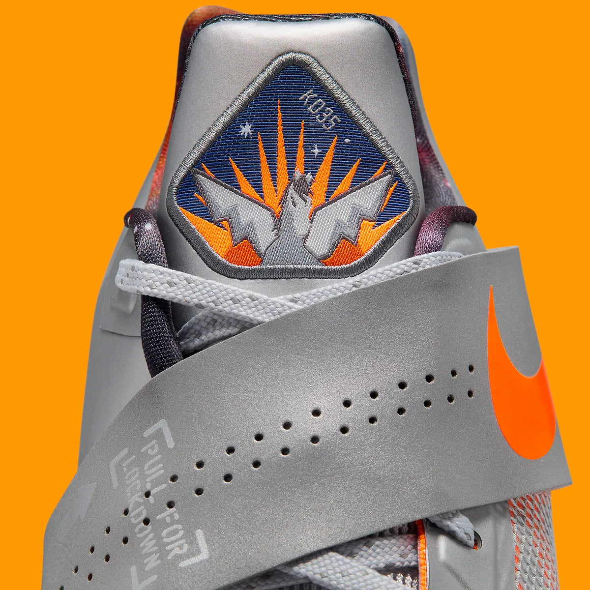Nike KD 4 Galaxy 2024 avec tige Hyperfuse argent métallisé, accents Total Orange, sangle de maintien, écussons spatiaux et semelle extérieure phosphorescente