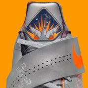 Nike KD 4 Galaxy 2024 avec tige Hyperfuse argent métallisé, accents Total Orange, sangle de maintien, écussons spatiaux et semelle extérieure phosphorescente