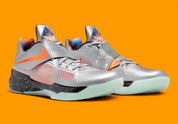 Nike KD 4 Galaxy 2024 avec tige Hyperfuse argent métallisé, accents Total Orange, sangle de maintien, écussons spatiaux et semelle extérieure phosphorescente
