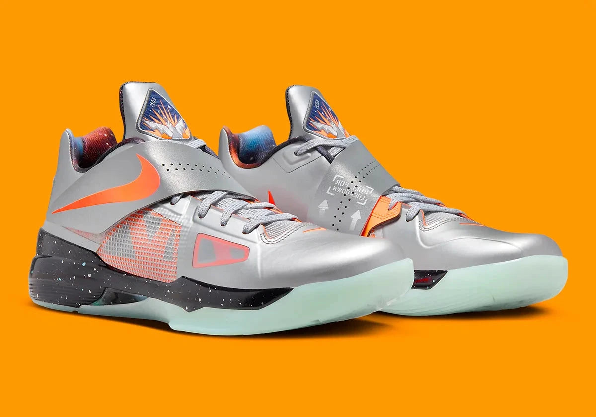 Nike KD 4 Galaxy 2024 avec tige Hyperfuse argent métallisé, accents Total Orange, sangle de maintien, écussons spatiaux et semelle extérieure phosphorescente
