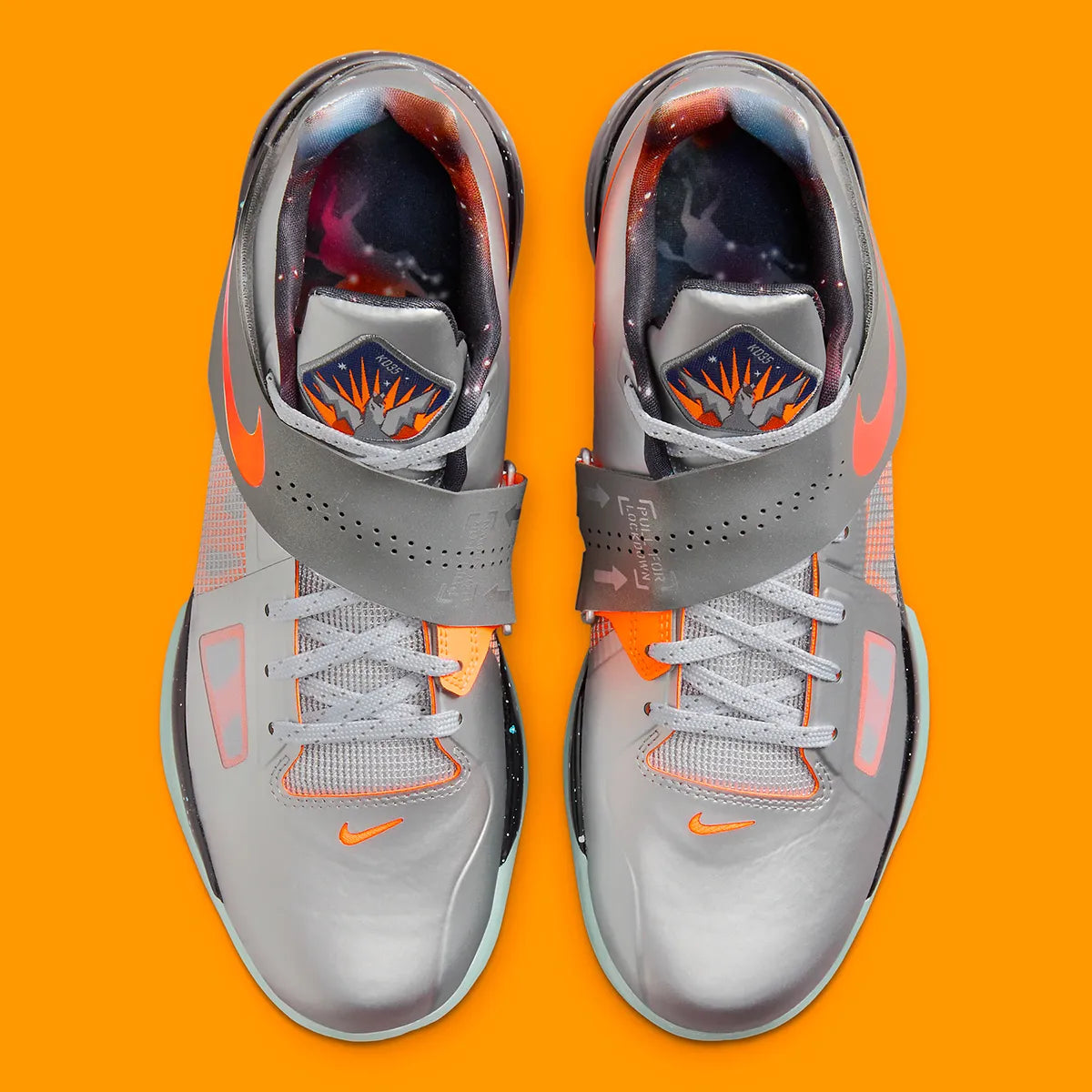 Nike KD 4 Galaxy 2024 avec tige Hyperfuse argent métallisé, accents Total Orange, sangle de maintien, écussons spatiaux et semelle extérieure phosphorescente
