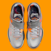 Nike KD 4 Galaxy 2024 avec tige Hyperfuse argent métallisé, accents Total Orange, sangle de maintien, écussons spatiaux et semelle extérieure phosphorescente