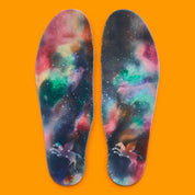Nike KD 4 Galaxy 2024 avec tige Hyperfuse argent métallisé, accents Total Orange, sangle de maintien, écussons spatiaux et semelle extérieure phosphorescente