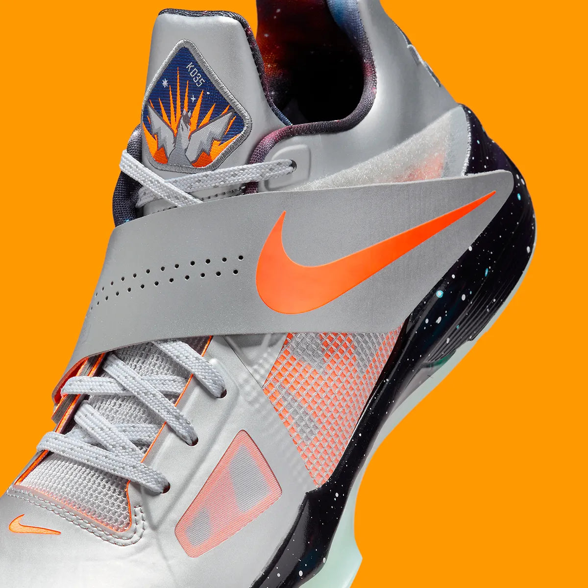 Nike KD 4 Galaxy 2024 avec tige Hyperfuse argent métallisé, accents Total Orange, sangle de maintien, écussons spatiaux et semelle extérieure phosphorescente