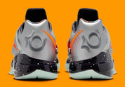 Nike KD 4 Galaxy 2024 avec tige Hyperfuse argent métallisé, accents Total Orange, sangle de maintien, écussons spatiaux et semelle extérieure phosphorescente