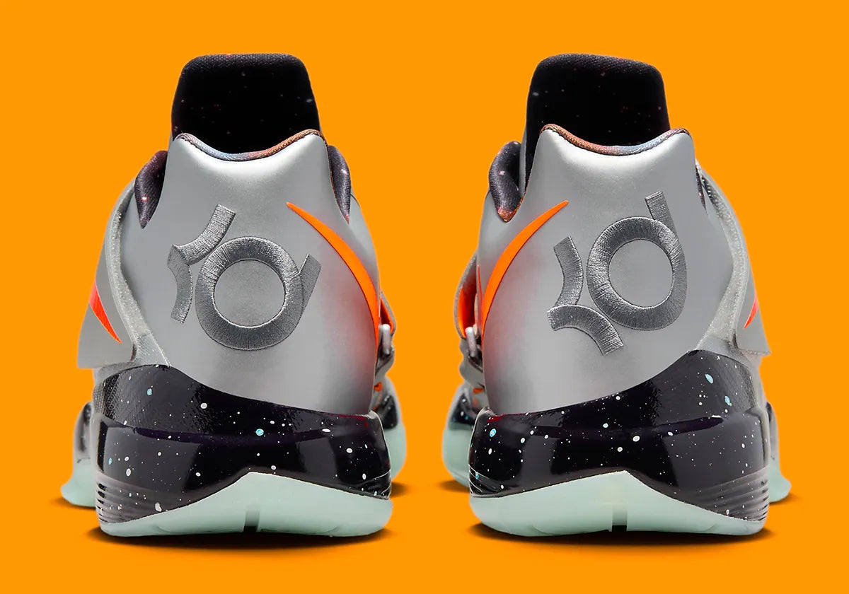 Nike KD 4 Galaxy 2024 avec tige Hyperfuse argent métallisé, accents Total Orange, sangle de maintien, écussons spatiaux et semelle extérieure phosphorescente