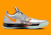 Nike KD 4 Galaxy 2024 avec tige Hyperfuse argent métallisé, accents Total Orange, sangle de maintien, écussons spatiaux et semelle extérieure phosphorescente
