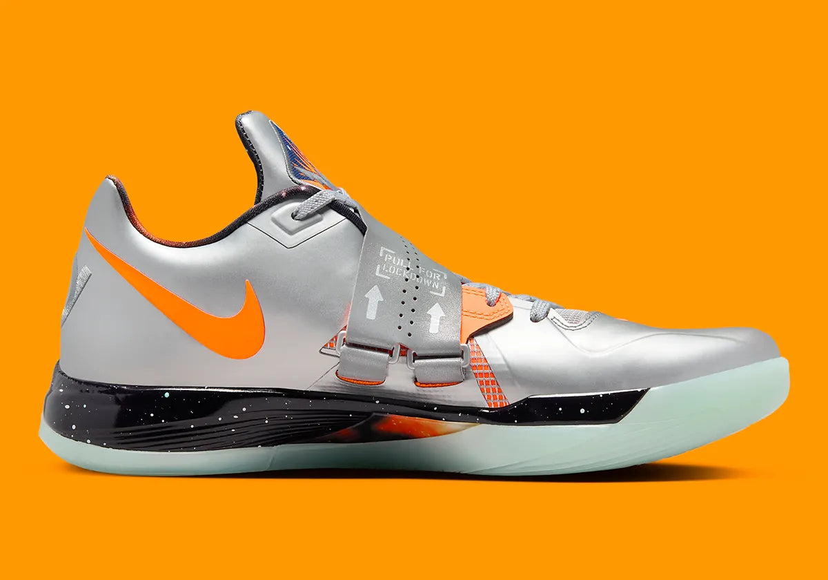 Nike KD 4 Galaxy 2024 avec tige Hyperfuse argent métallisé, accents Total Orange, sangle de maintien, écussons spatiaux et semelle extérieure phosphorescente