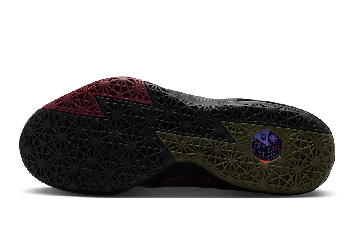 Nike KD 6 Meteorology 2026 à tige synthétique multicolore avec motifs météorologiques, unité Zoom à l’avant-pied, Max Air visible au talon et semelle adhérente.