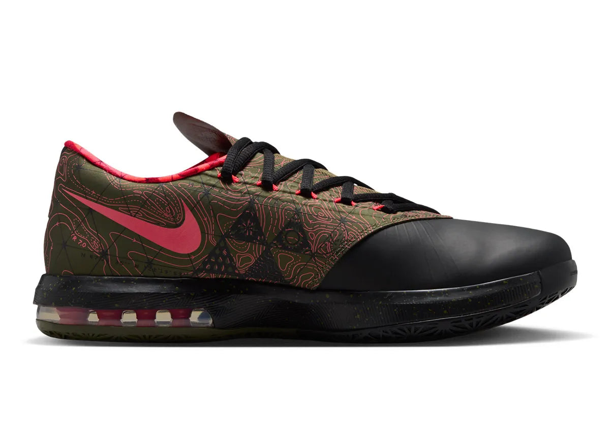 Nike KD 6 Meteorology 2026 à tige synthétique multicolore avec motifs météorologiques, unité Zoom à l’avant-pied, Max Air visible au talon et semelle adhérente.