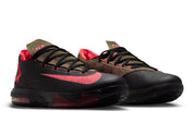 Nike KD 6 Meteorology 2026 à tige synthétique multicolore avec motifs météorologiques, unité Zoom à l’avant-pied, Max Air visible au talon et semelle adhérente.