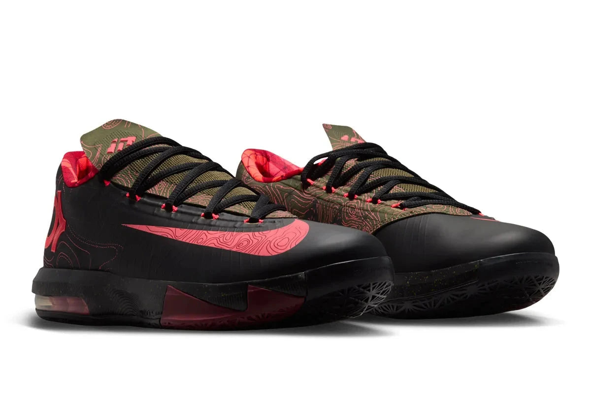 Nike KD 6 Meteorology 2026 à tige synthétique multicolore avec motifs météorologiques, unité Zoom à l’avant-pied, Max Air visible au talon et semelle adhérente.