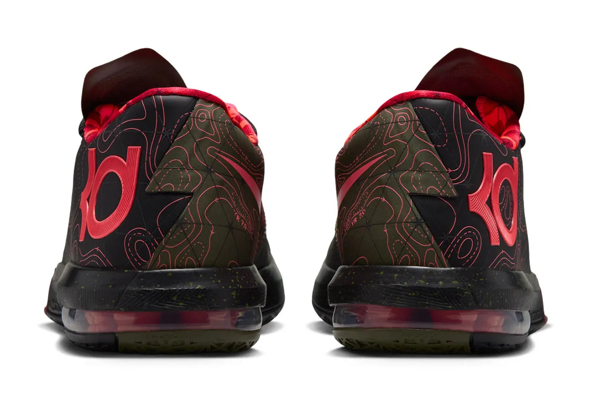 Nike KD 6 Meteorology 2026 à tige synthétique multicolore avec motifs météorologiques, unité Zoom à l’avant-pied, Max Air visible au talon et semelle adhérente.