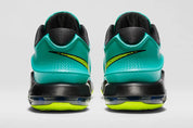 Sneaker de basketball Nike KD 7 Uprising en mesh technique avec sangle de maintien, unité Zoom Air intégrale et semelle à traction multidirectionnelle.