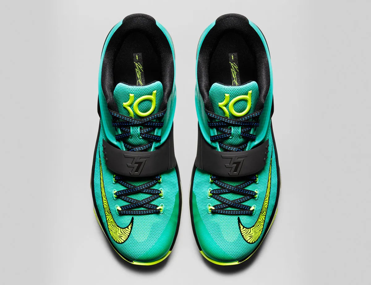 Sneaker de basketball Nike KD 7 Uprising en mesh technique avec sangle de maintien, unité Zoom Air intégrale et semelle à traction multidirectionnelle.