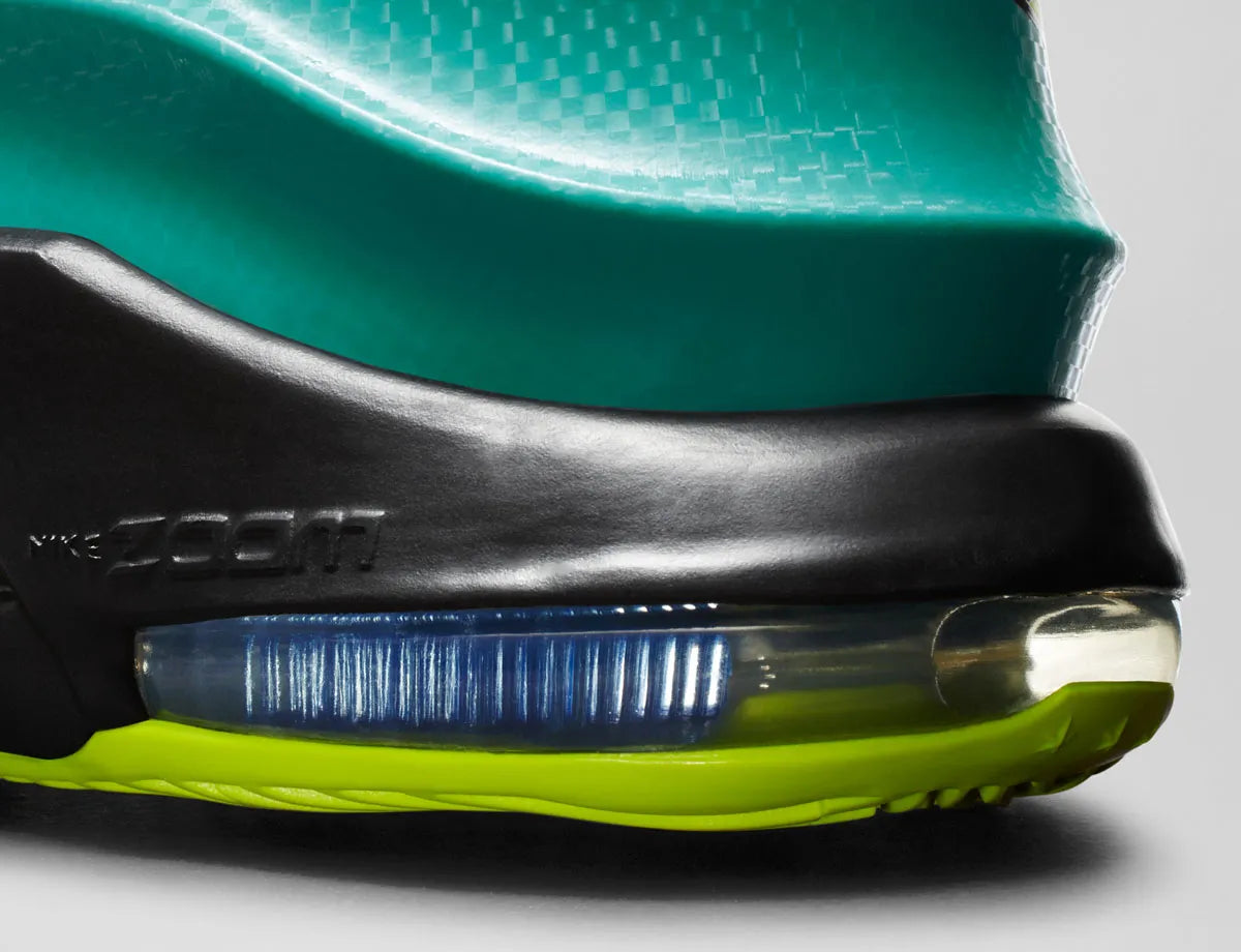 Sneaker de basketball Nike KD 7 Uprising en mesh technique avec sangle de maintien, unité Zoom Air intégrale et semelle à traction multidirectionnelle.