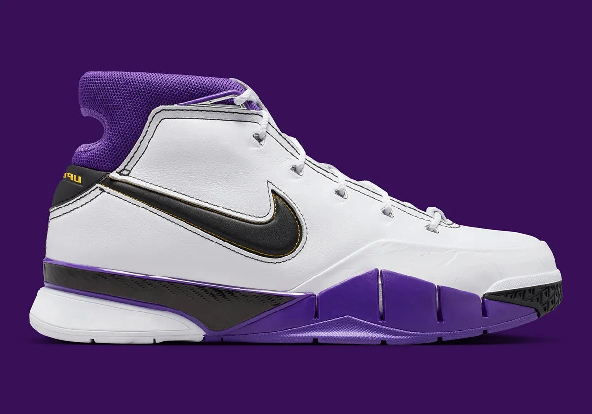 Sneakers Nike Kobe 1 Protro 81 Pt Game 2026 en matériaux premium avec design inspiré du match historique 81 points et amorti réactif vue de profil. 