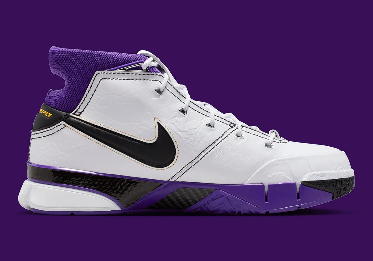 Sneakers Nike Kobe 1 Protro 81 Pt Game 2026 en matériaux premium avec design inspiré du match historique 81 points et amorti réactif vue de profil intérieur. 