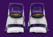 Sneakers Nike Kobe 1 Protro 81 Pt Game 2026 en matériaux premium avec design inspiré du match historique 81 points et amorti réactif vue de derrière. 