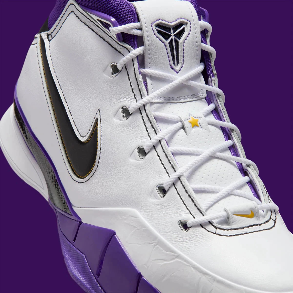 Vue zoomée sur les détails latéraux de la sneakers Nike Kobe 1 Protro 81 Pt Game 2026 en matériaux premium avec design inspiré du match historique 81 points et amorti réactif. 