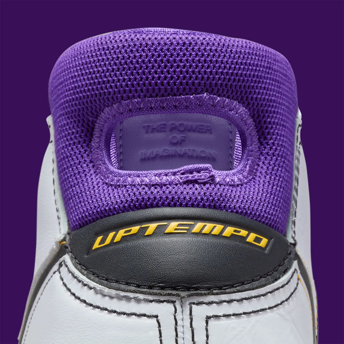 Vue sur les détails à l'intérieur de la languette de la sneakers Nike Kobe 1 Protro 81 Pt Game 2026 en matériaux premium avec design inspiré du match historique 81 points et amorti réactif