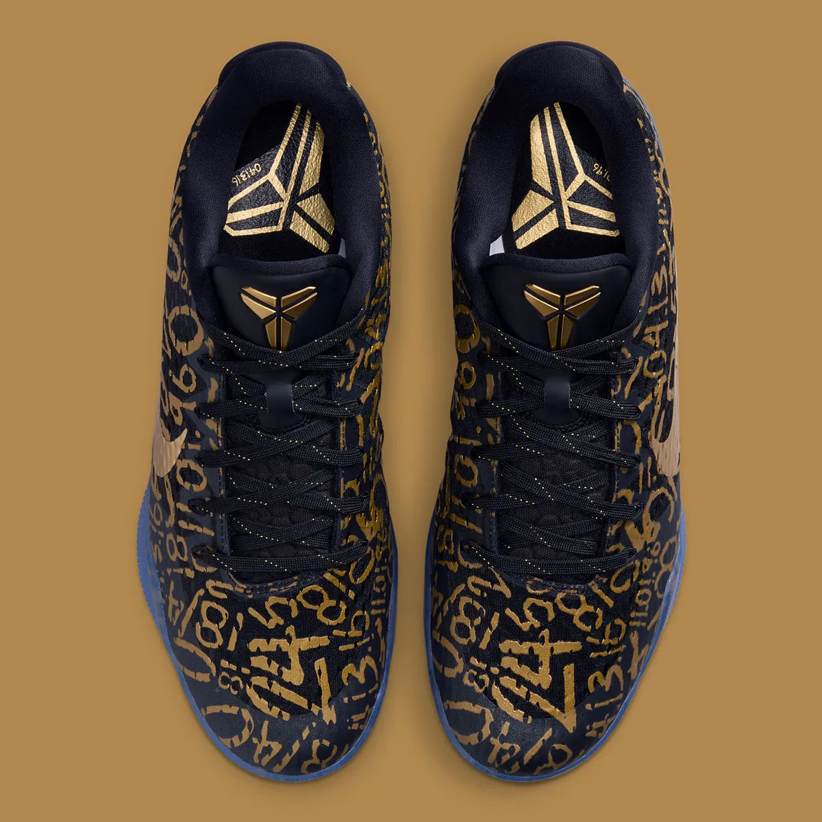Sneaker Nike Kobe 11 Protro blanche avec détails noirs et dorés en Flyknit et semelle performance React et Air Zoom