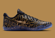 Sneaker Nike Kobe 11 Protro blanche avec détails noirs et dorés en Flyknit et semelle performance React et Air Zoom