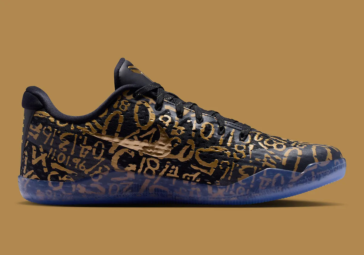 Sneaker Nike Kobe 11 Protro blanche avec détails noirs et dorés en Flyknit et semelle performance React et Air Zoom