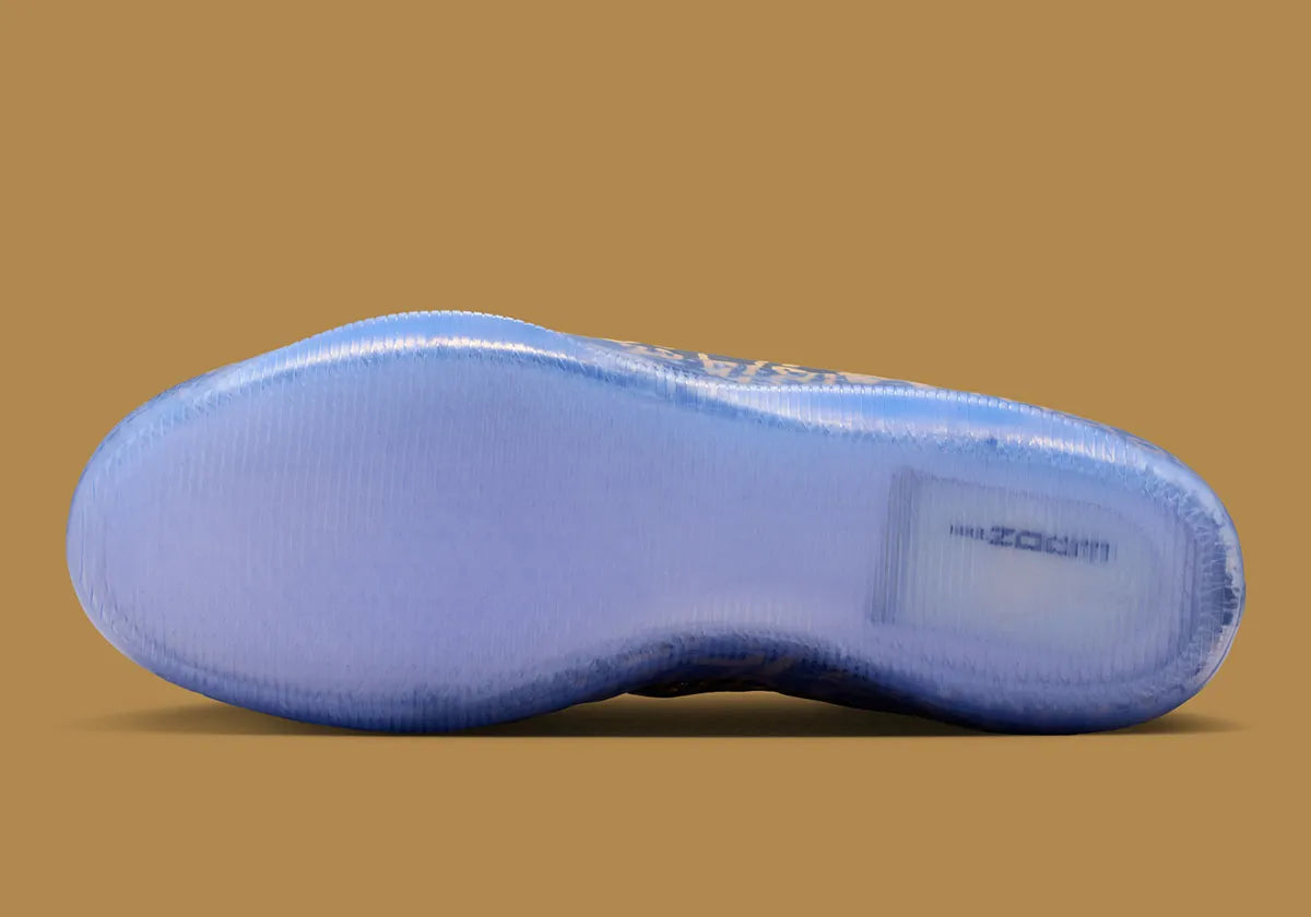 Sneaker Nike Kobe 11 Protro blanche avec détails noirs et dorés en Flyknit et semelle performance React et Air Zoom