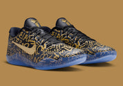 Sneaker Nike Kobe 11 Protro blanche avec détails noirs et dorés en Flyknit et semelle performance React et Air Zoom