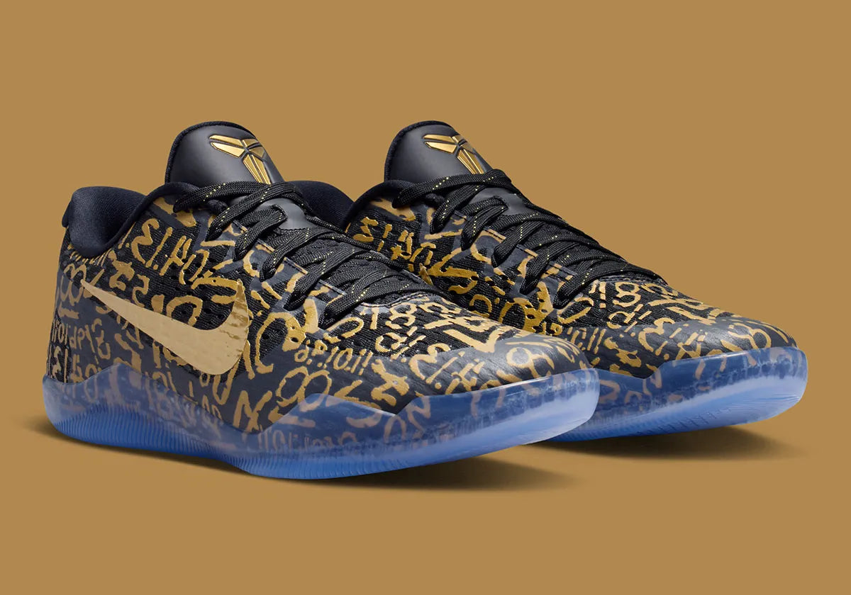 Sneaker Nike Kobe 11 Protro blanche avec détails noirs et dorés en Flyknit et semelle performance React et Air Zoom