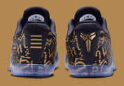 Sneaker Nike Kobe 11 Protro blanche avec détails noirs et dorés en Flyknit et semelle performance React et Air Zoom