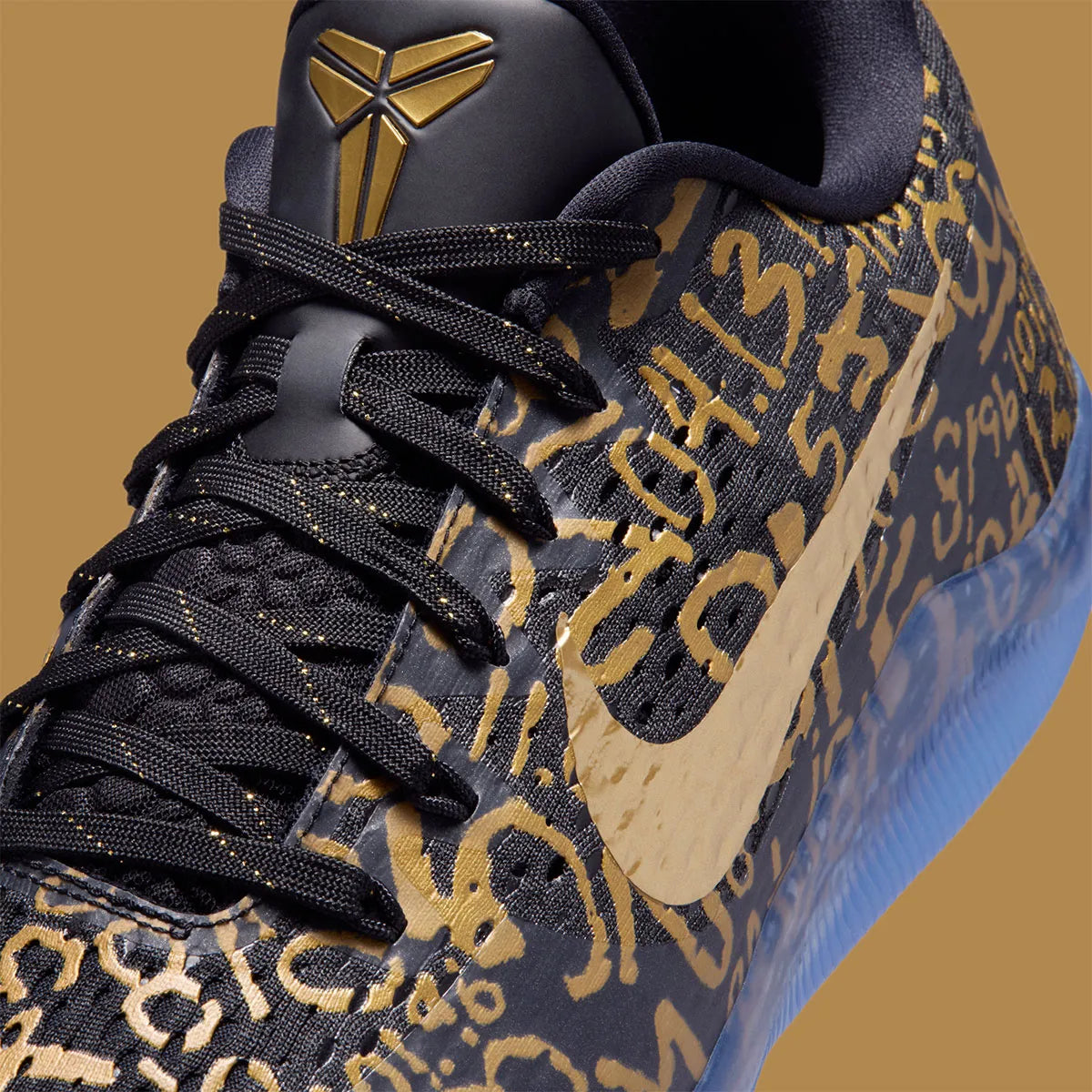 Sneaker Nike Kobe 11 Protro blanche avec détails noirs et dorés en Flyknit et semelle performance React et Air Zoom