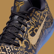 Sneaker Nike Kobe 11 Protro blanche avec détails noirs et dorés en Flyknit et semelle performance React et Air Zoom