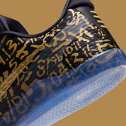 Sneaker Nike Kobe 11 Protro blanche avec détails noirs et dorés en Flyknit et semelle performance React et Air Zoom