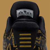 Sneaker Nike Kobe 11 Protro blanche avec détails noirs et dorés en Flyknit et semelle performance React et Air Zoom
