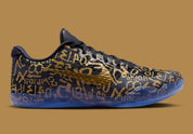 Sneaker Nike Kobe 11 Protro blanche avec détails noirs et dorés en Flyknit et semelle performance React et Air Zoom