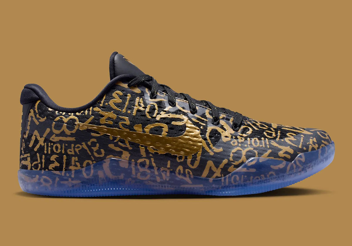 Sneaker Nike Kobe 11 Protro blanche avec détails noirs et dorés en Flyknit et semelle performance React et Air Zoom