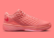 Nike Kobe 3 Low Protro Atomic Pink, sneaker basketball rose Atomic Pink et rouge Bright Crimson avec cage géométrique et semelle Protro.