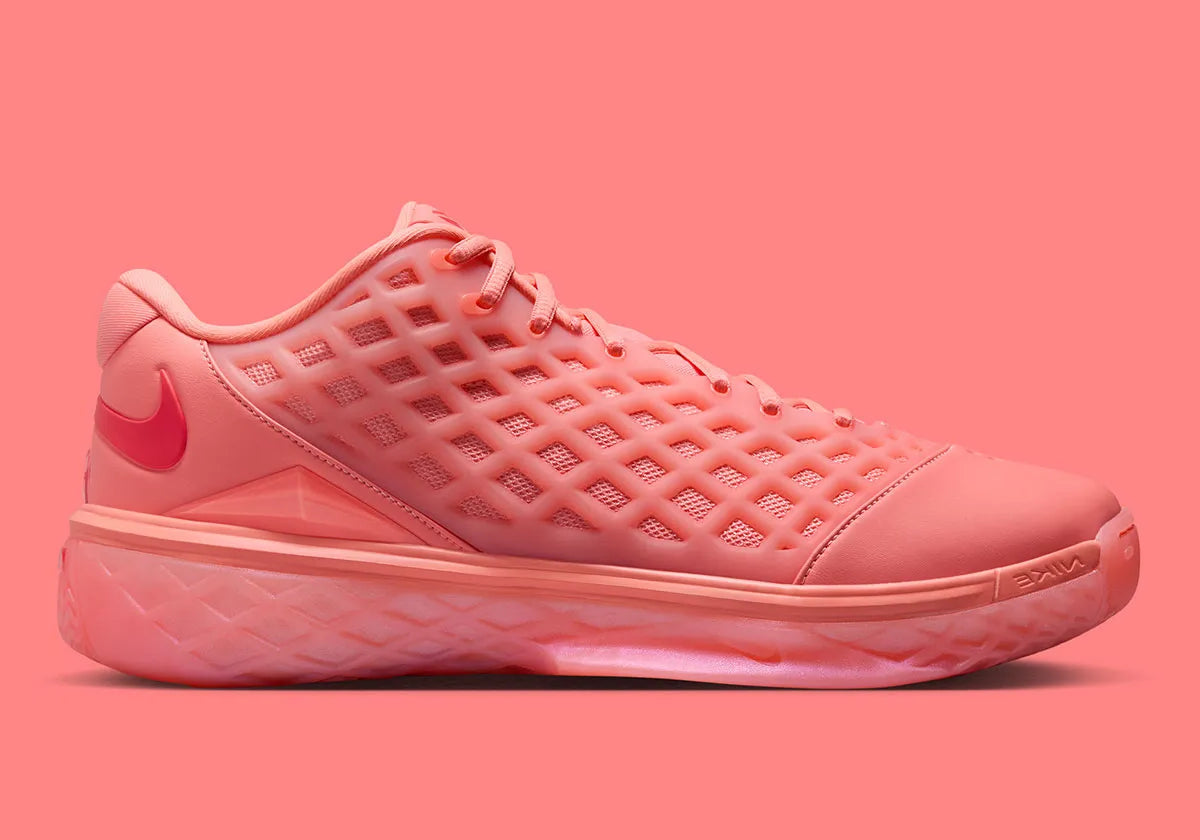 Nike Kobe 3 Low Protro Atomic Pink, sneaker basketball rose Atomic Pink et rouge Bright Crimson avec cage géométrique et semelle Protro.