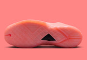 Nike Kobe 3 Low Protro Atomic Pink, sneaker basketball rose Atomic Pink et rouge Bright Crimson avec cage géométrique et semelle Protro.