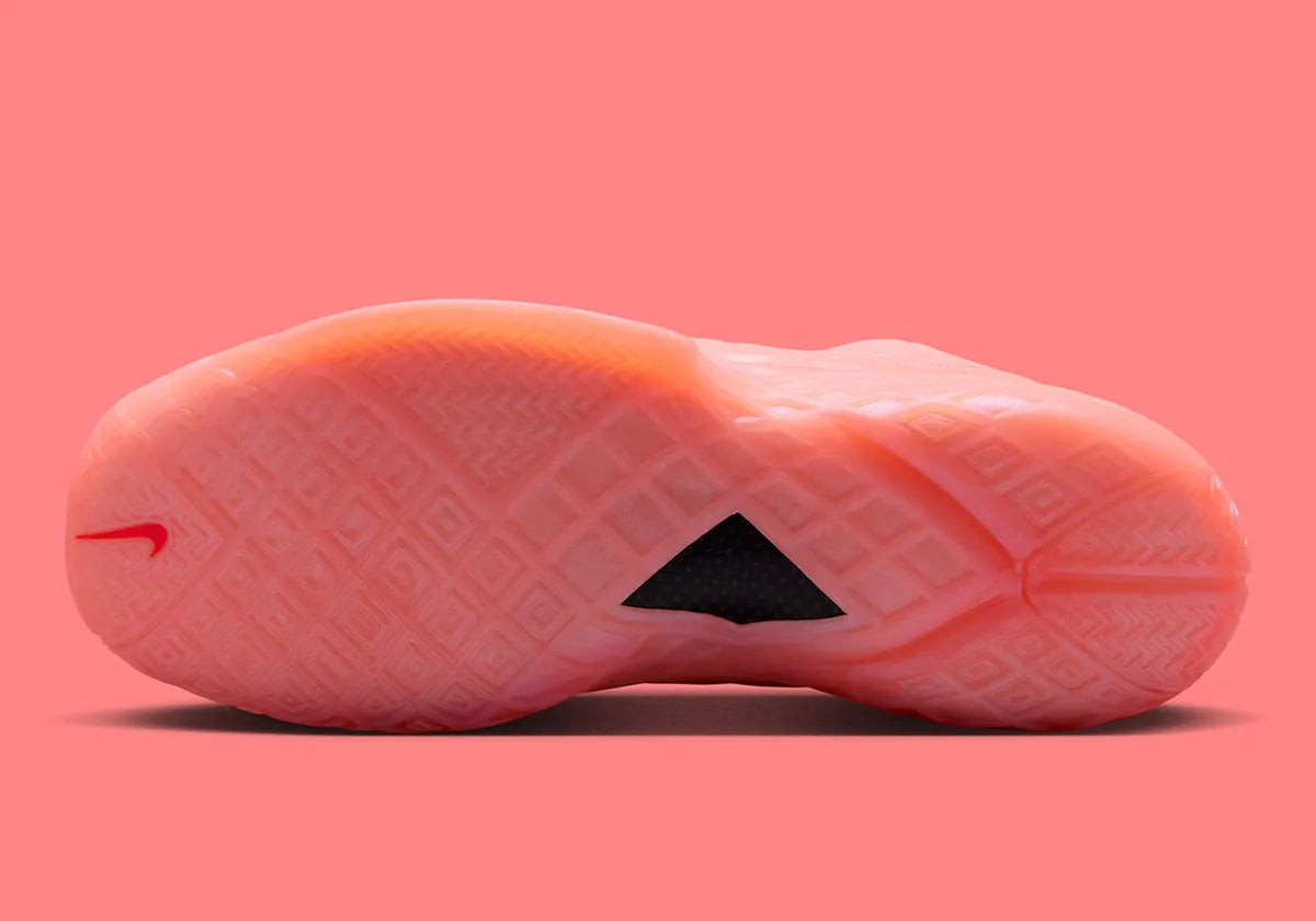 Nike Kobe 3 Low Protro Atomic Pink, sneaker basketball rose Atomic Pink et rouge Bright Crimson avec cage géométrique et semelle Protro.