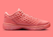 Nike Kobe 3 Low Protro Atomic Pink, sneaker basketball rose Atomic Pink et rouge Bright Crimson avec cage géométrique et semelle Protro.