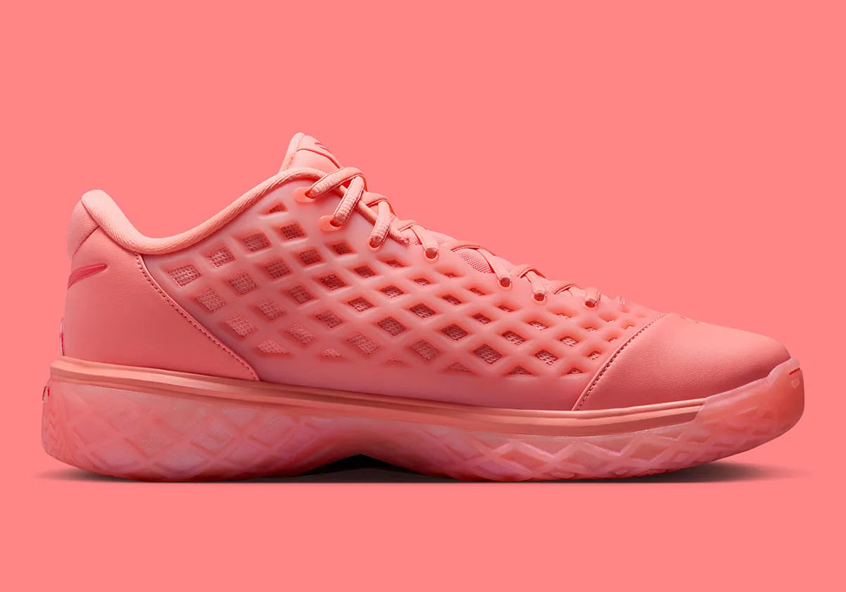 Nike Kobe 3 Low Protro Atomic Pink, sneaker basketball rose Atomic Pink et rouge Bright Crimson avec cage géométrique et semelle Protro.