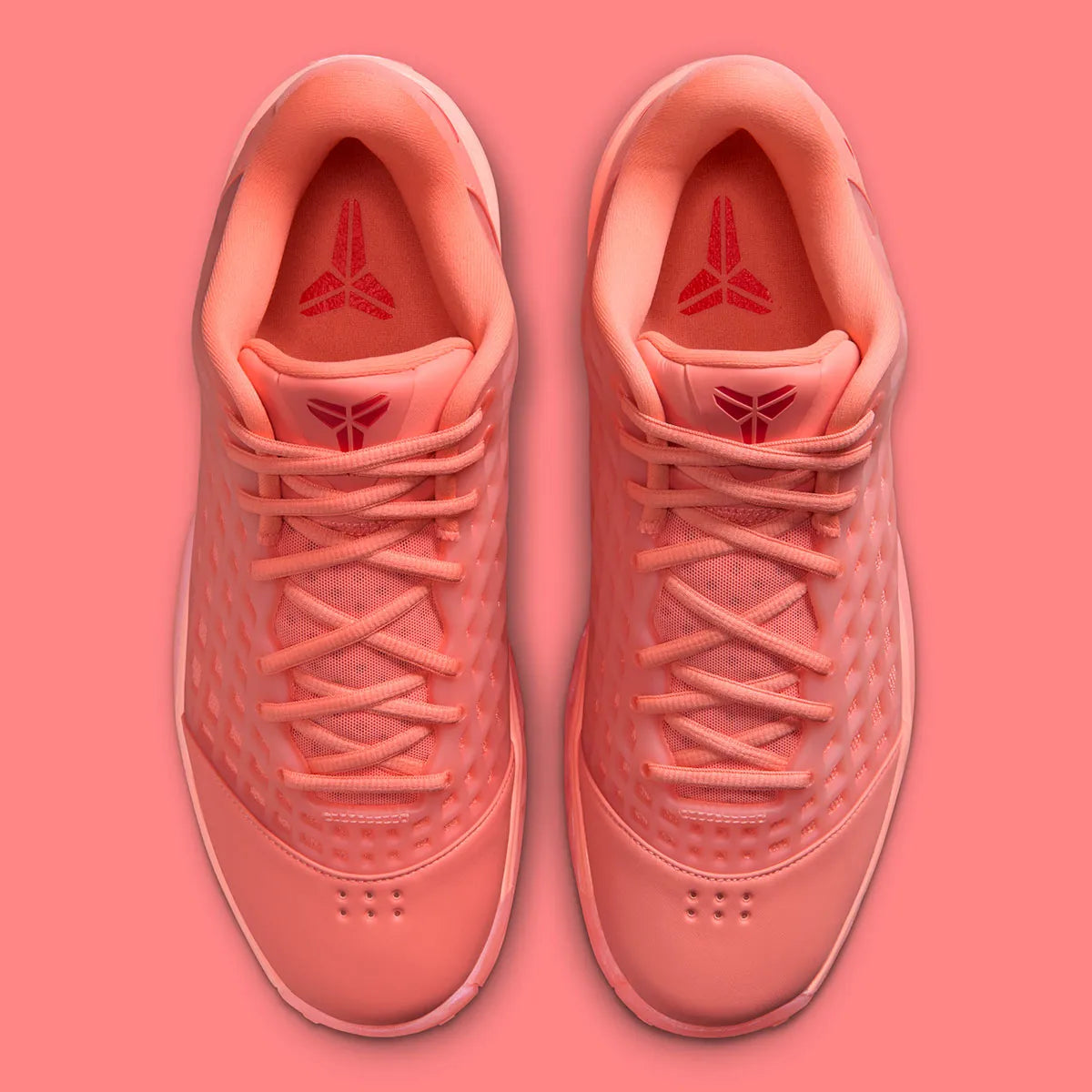 Nike Kobe 3 Low Protro Atomic Pink, sneaker basketball rose Atomic Pink et rouge Bright Crimson avec cage géométrique et semelle Protro.
