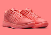 Nike Kobe 3 Low Protro Atomic Pink, sneaker basketball rose Atomic Pink et rouge Bright Crimson avec cage géométrique et semelle Protro.