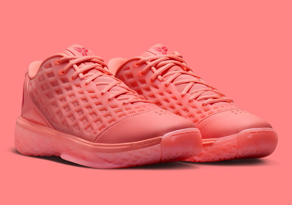 Nike Kobe 3 Low Protro Atomic Pink, sneaker basketball rose Atomic Pink et rouge Bright Crimson avec cage géométrique et semelle Protro.