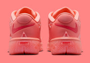 Nike Kobe 3 Low Protro Atomic Pink, sneaker basketball rose Atomic Pink et rouge Bright Crimson avec cage géométrique et semelle Protro.