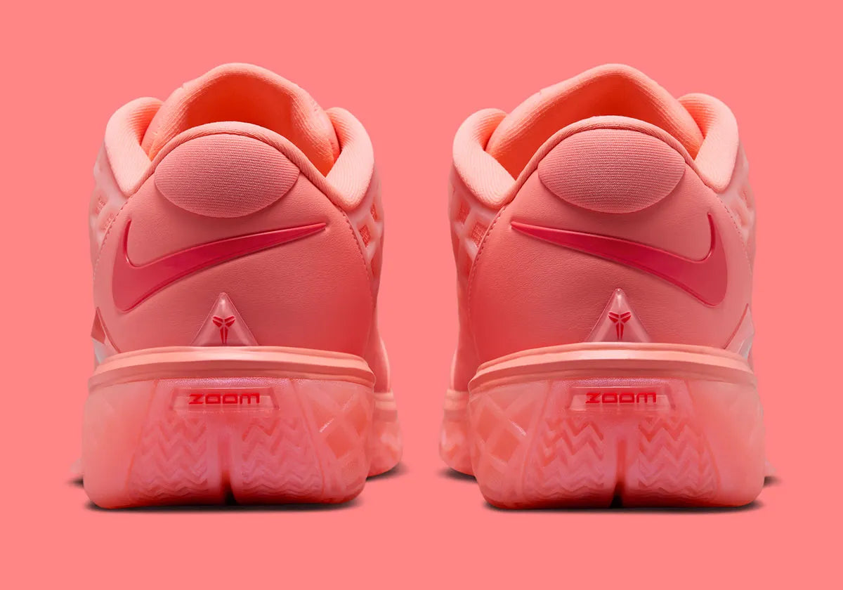 Nike Kobe 3 Low Protro Atomic Pink, sneaker basketball rose Atomic Pink et rouge Bright Crimson avec cage géométrique et semelle Protro.
